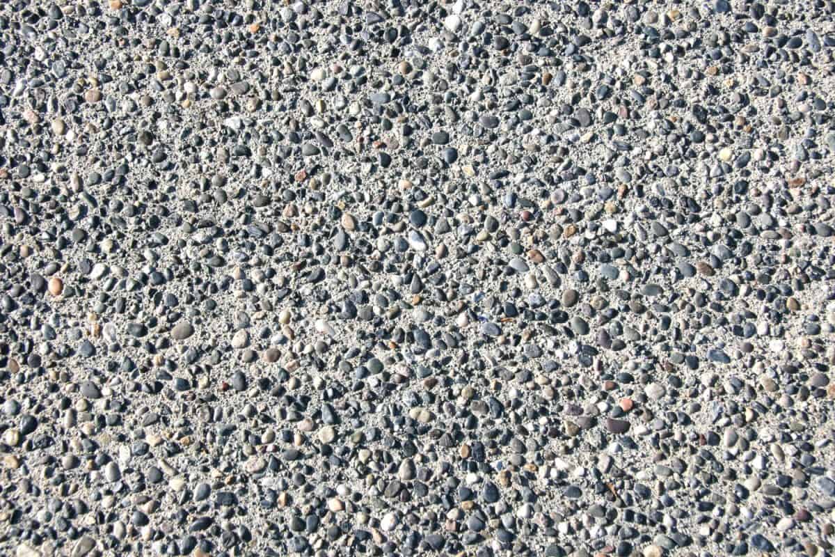 Gray pebble aggregates for a building wall