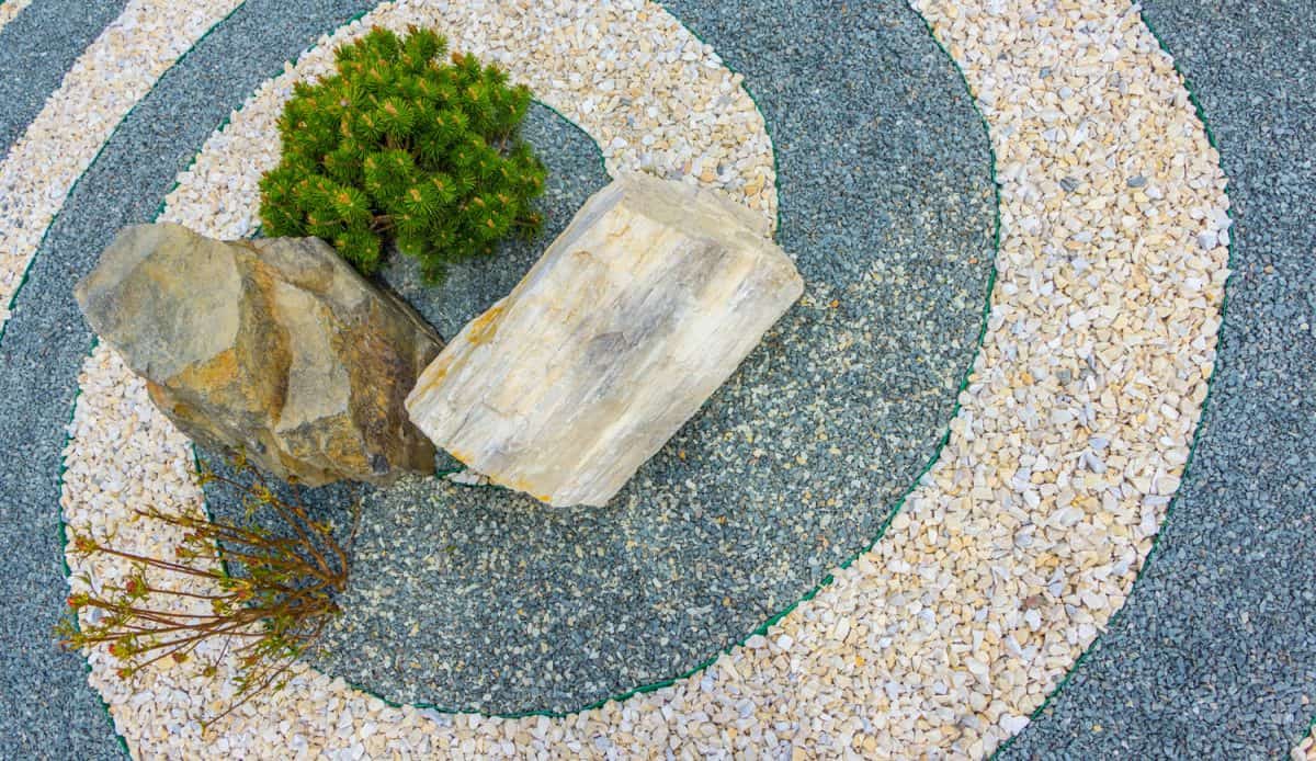 The use of marble chips and boulders in the creation of the Japanese garden
