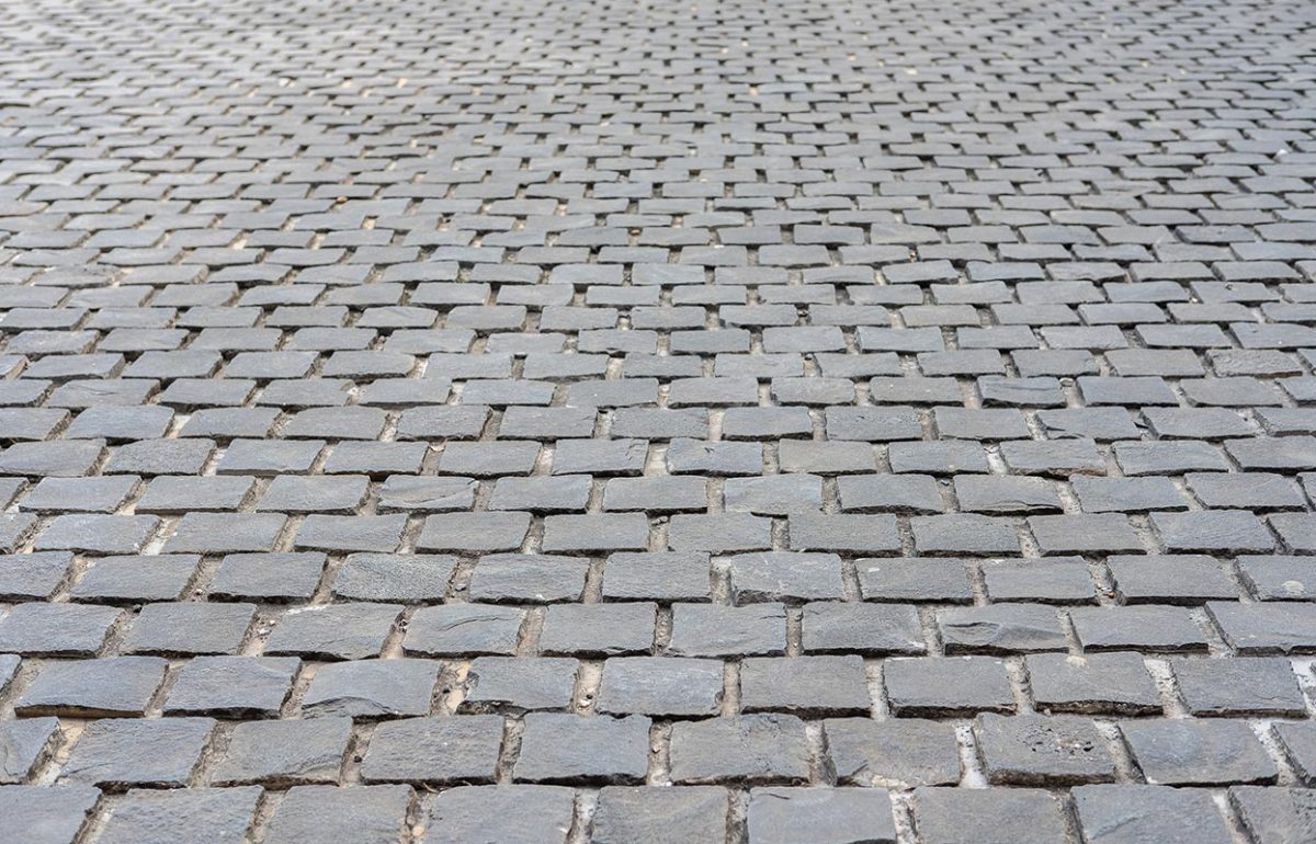 Natural stone paver walkway running bond patterns