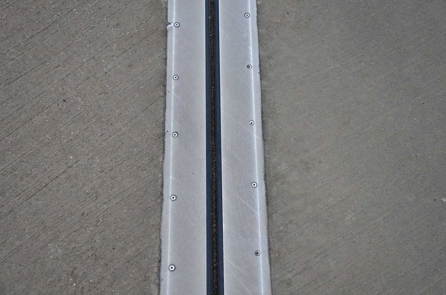 rubber joint in a metal bar, expandable, crack, extension, cord, expanse, expanding, strip, synthetic