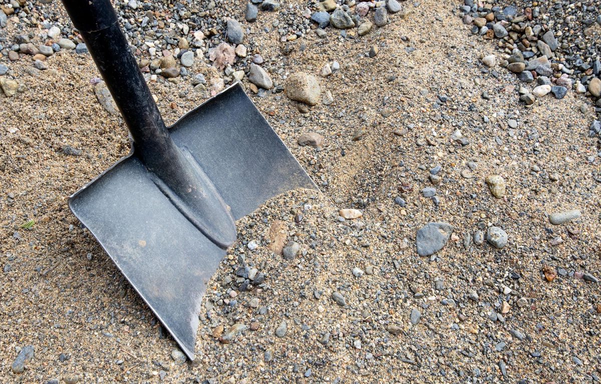 Лопата на песке для строительства