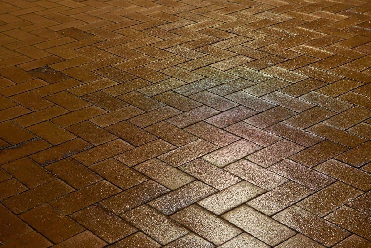 Sidewalk with zig-zag pattern