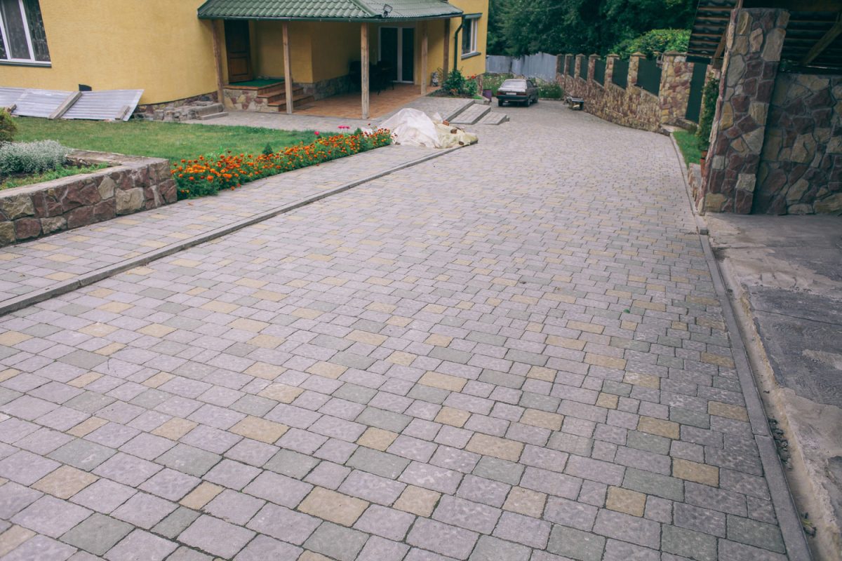 flagstone pavers in luxurious driveway