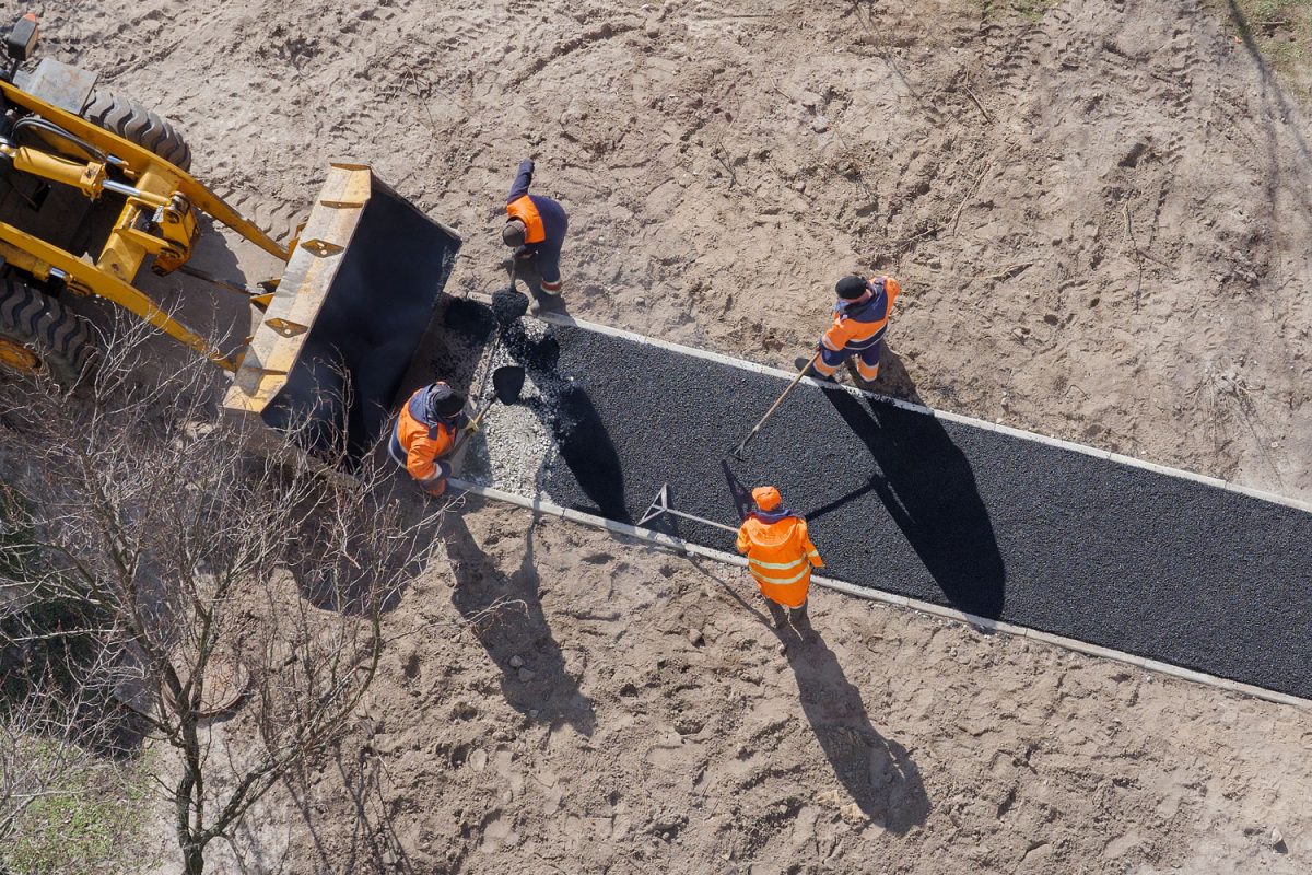 ukraine construction worker fine installation of asphalt in road